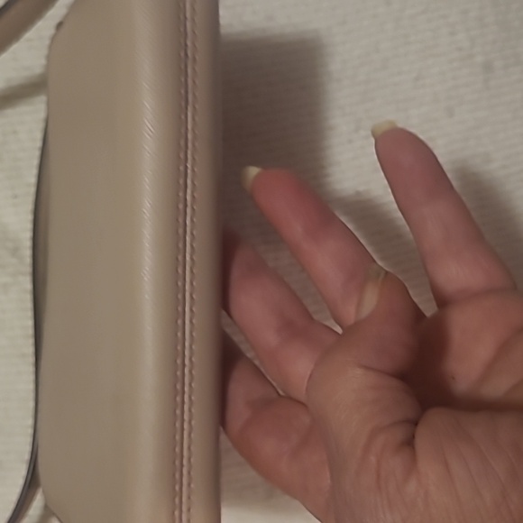 Kate Spade Tan Crossbody Bag. Clean Inside. Mark Inside Flap. Some Logo Fading - Picture 7 of 10